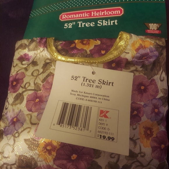 Vintage 52" tree skirt & (3) felt stockings - Picture 3 of 4